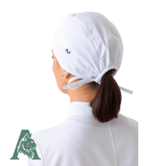 Touca de amarrar confeccionada em gabardine premium, com caimento estruturado, conforto diário e alta durabilidade. Ideal para profissionais que utilizam jalecos e scrubs.