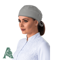 Touca de amarrar confeccionada em gabardine premium, com caimento estruturado, conforto diário e alta durabilidade. Ideal para profissionais que utilizam jalecos e scrubs.