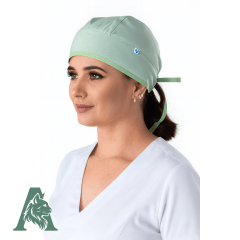Touca de amarrar confeccionada em gabardine premium, com caimento estruturado, conforto diário e alta durabilidade. Ideal para profissionais que utilizam jalecos e scrubs.