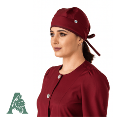 Touca de amarrar confeccionada em gabardine premium, com caimento estruturado, conforto diário e alta durabilidade. Ideal para profissionais que utilizam jalecos e scrubs.
