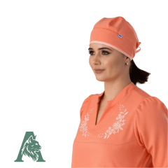 Touca de amarrar confeccionada em gabardine premium, com caimento estruturado, conforto diário e alta durabilidade. Ideal para profissionais que utilizam jalecos e scrubs.