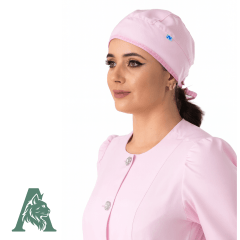 Touca de amarrar confeccionada em gabardine premium, com caimento estruturado, conforto diário e alta durabilidade. Ideal para profissionais que utilizam jalecos e scrubs.