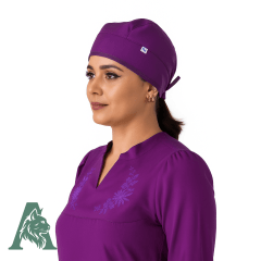 Touca de amarrar confeccionada em gabardine premium, com caimento estruturado, conforto diário e alta durabilidade. Ideal para profissionais que utilizam jalecos e scrubs.