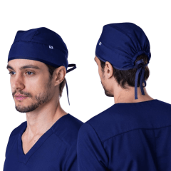 Touca de amarrar confeccionada em gabardine premium, com caimento estruturado, conforto diário e alta durabilidade. Ideal para profissionais que utilizam jalecos e scrubs.