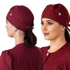 Touca de amarrar confeccionada em gabardine premium, com caimento estruturado, conforto diário e alta durabilidade. Ideal para profissionais que utilizam jalecos e scrubs.