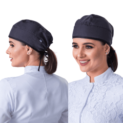 Touca de amarrar confeccionada em gabardine premium, com caimento estruturado, conforto diário e alta durabilidade. Ideal para profissionais que utilizam jalecos e scrubs.