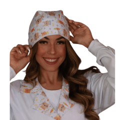 Touca de amarrar confeccionada em gabardine premium, com caimento estruturado, conforto diário e alta durabilidade. Ideal para profissionais que utilizam jalecos e scrubs.