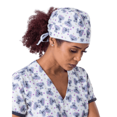 Touca de amarrar confeccionada em gabardine premium, com caimento estruturado, conforto diário e alta durabilidade. Ideal para profissionais que utilizam jalecos e scrubs.