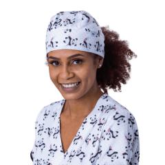 Touca de amarrar confeccionada em gabardine premium, com caimento estruturado, conforto diário e alta durabilidade. Ideal para profissionais que utilizam jalecos e scrubs.