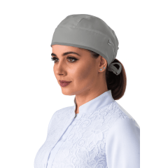 Touca de amarrar confeccionada em gabardine premium, com caimento estruturado, conforto diário e alta durabilidade. Ideal para profissionais que utilizam jalecos e scrubs.