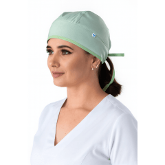 Touca de amarrar confeccionada em gabardine premium, com caimento estruturado, conforto diário e alta durabilidade. Ideal para profissionais que utilizam jalecos e scrubs.