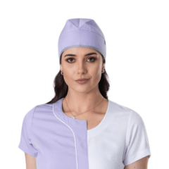 Touca de amarrar confeccionada em gabardine premium, com caimento estruturado, conforto diário e alta durabilidade. Ideal para profissionais que utilizam jalecos e scrubs.